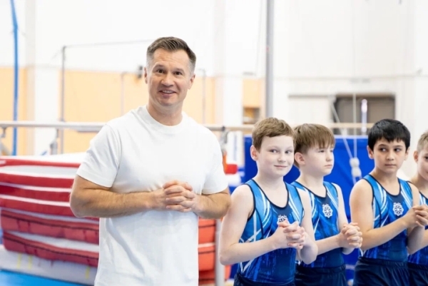 Алексей Немов вдохновляет юных спортсменов в Центре Гимнастики Тобольска
